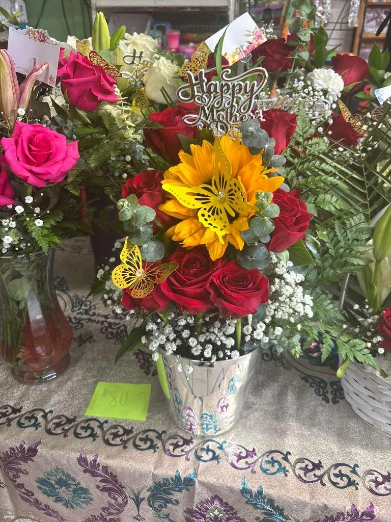 Florero de Rosas y Girasoles