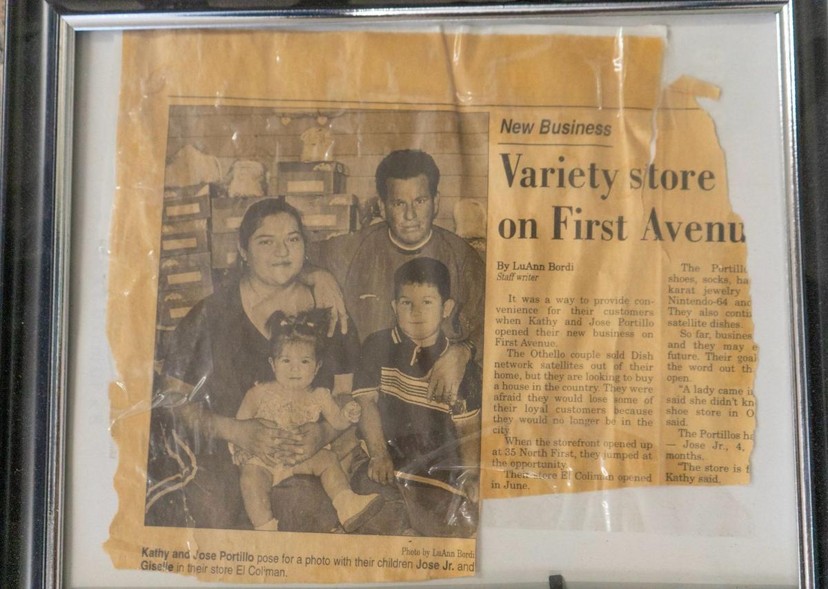 Recorte de periódico - Kathy y Jose Portillo con su familia en El Coliman